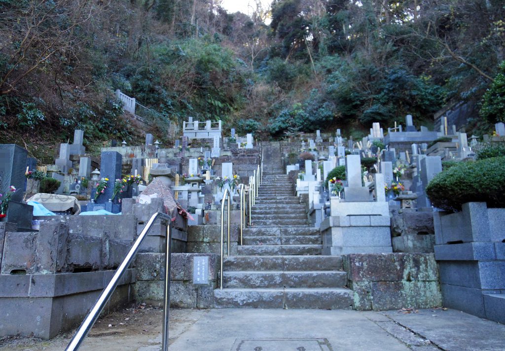 山の斜面に位置する墓地