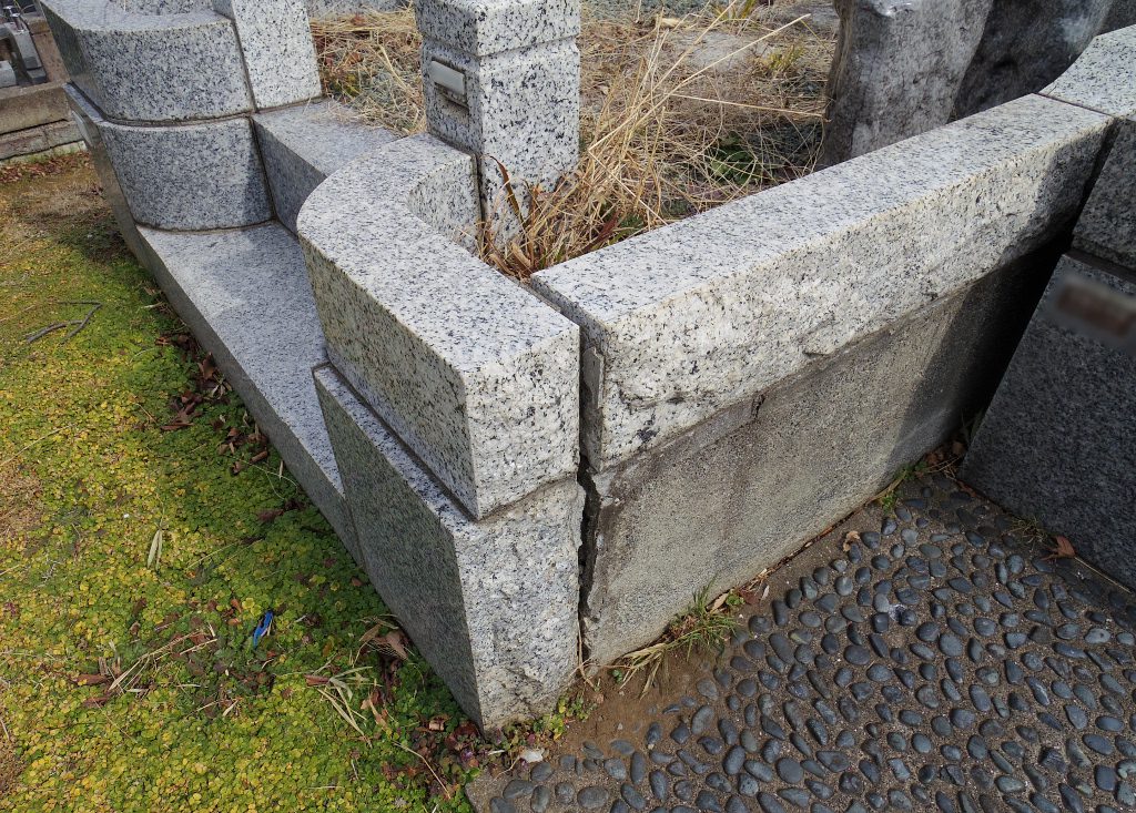外柵石の傾き