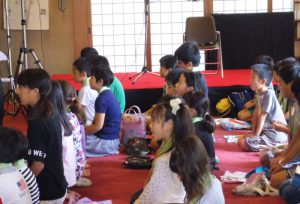 読経する子供達